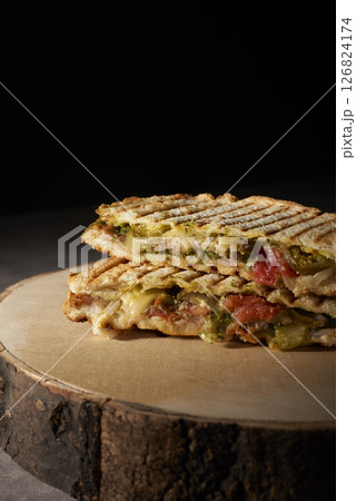 黒バックで丸太の上に乗ったキューバサンド 黒バックで丸太の上に乗ったキューバサンド 126824174