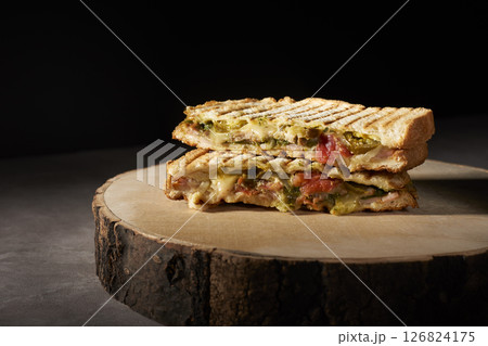 黒バックで丸太の上に乗ったキューバサンド 126824175