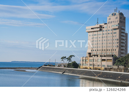静岡市の興津から見たクア・アンド・ホテル駿河健康ランドと駿河湾の風景(静岡県) 静岡市の興津から見たクア・アンド・ホテル駿河健康ランドと駿河湾の風景(静岡県) 126824266