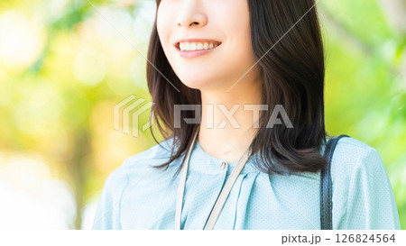 屋外に立つ笑顔の女性・ビジネスウーマン 126824564