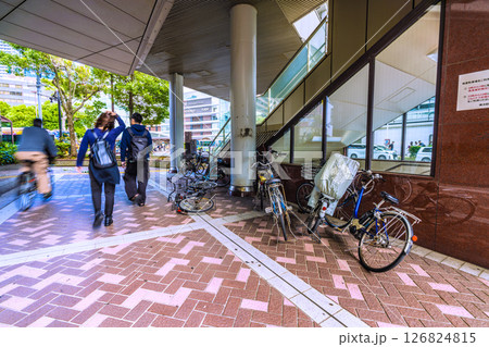 日本の横浜都市景観 強風…横浜駅西口、ビル風が強い「横浜西口第一歩道橋」の下、放置自転車が倒れていた 日本の横浜都市景観 強風…横浜駅西口、ビル風が強い「横浜西口第一歩道橋」の下、放置自転車が倒れていた 126824815