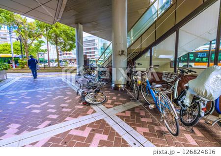 日本の横浜都市景観 強風…横浜駅西口、ビル風が強い「横浜西口第一歩道橋」の下、放置自転車が倒れていた 日本の横浜都市景観 強風…横浜駅西口、ビル風が強い「横浜西口第一歩道橋」の下、放置自転車が倒れていた 126824816