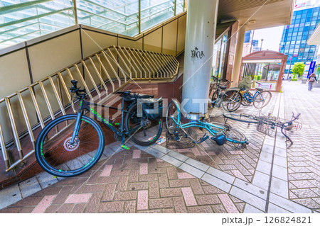 日本の横浜都市景観 強風…横浜駅西口、ビル風が強い「横浜西口第一歩道橋」の下、放置自転車が倒れていた 日本の横浜都市景観 強風…横浜駅西口、ビル風が強い「横浜西口第一歩道橋」の下、放置自転車が倒れていた 126824821