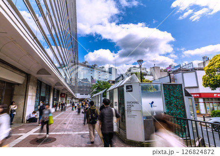 日本の横浜都市景観 6月1日。横浜駅前。スモーキングエリアなどを望む 126824872