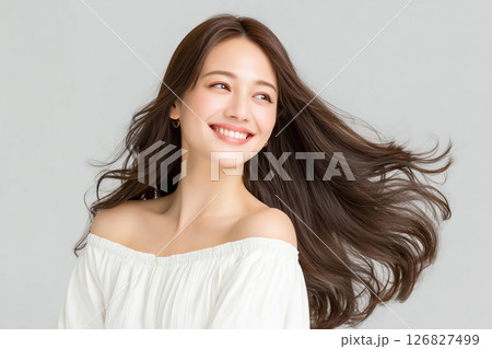 ナチュラルな髪の動きが美しい女性人物写真 ナチュラルな髪の動きが美しい女性人物写真 126827499
