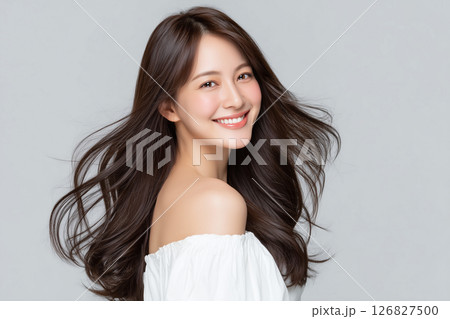 髪がふんわり広がる笑顔の女性ポートレート 髪がふんわり広がる笑顔の女性ポートレート 126827500