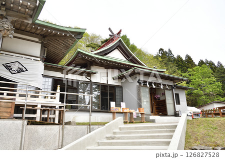 春の北海道函館市で石崎地主海神社境内の風景を撮影 126827528