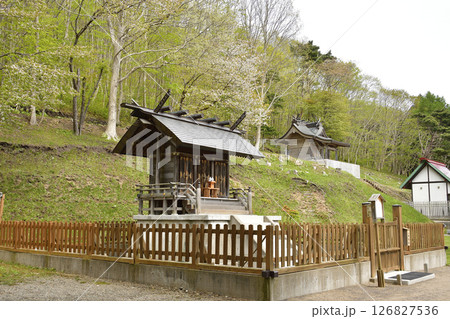 春の北海道函館市で石崎地主海神社境内の風景を撮影 126827536