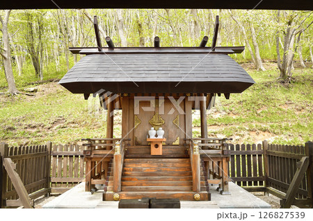 春の北海道函館市で石崎地主海神社境内の風景を撮影 126827539