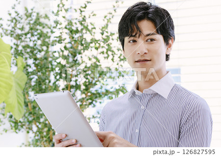 タブレットを操作するビジネスマン 126827595