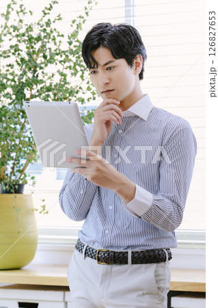 タブレットを操作するビジネスマン 126827653