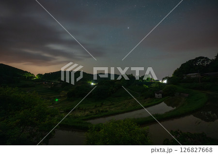 日本の岡山県美咲町の大垪和西の棚田の美しい星空 日本の岡山県美咲町の大垪和西の棚田の美しい星空 126827668