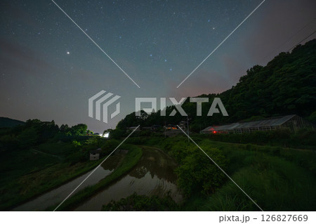 日本の岡山県美咲町の大垪和西の棚田の美しい星空 日本の岡山県美咲町の大垪和西の棚田の美しい星空 126827669