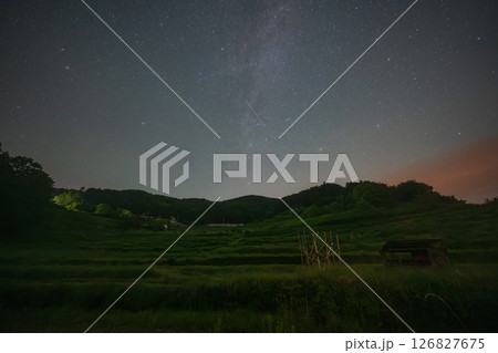 日本の岡山県美咲町の大垪和西の棚田の美しい星空 日本の岡山県美咲町の大垪和西の棚田の美しい星空 126827675