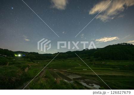 日本の岡山県美咲町の大垪和西の棚田の美しい星空 日本の岡山県美咲町の大垪和西の棚田の美しい星空 126827679