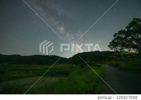 日本の岡山県美咲町の大垪和西の棚田の美しい星空 日本の岡山県美咲町の大垪和西の棚田の美しい星空 126827688