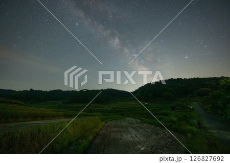 日本の岡山県美咲町の大垪和西の棚田の美しい星空 日本の岡山県美咲町の大垪和西の棚田の美しい星空 126827692