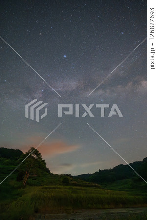 日本の岡山県美咲町の大垪和西の棚田の美しい星空 126827693
