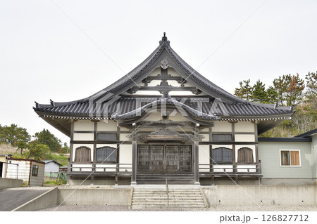 春の北海道函館市で日持山妙應寺境内の風景を撮影 126827712