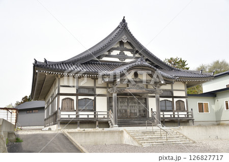 春の北海道函館市で日持山妙應寺境内の風景を撮影 126827717