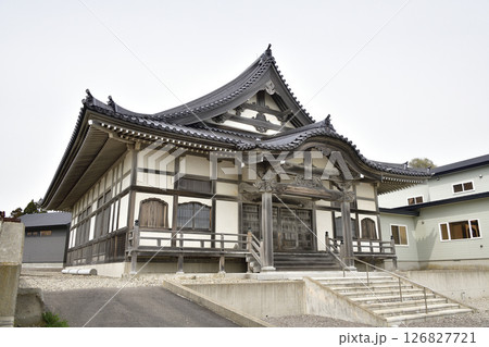 春の北海道函館市で日持山妙應寺境内の風景を撮影 126827721