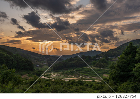 日本の岡山県美咲町の大垪和西の棚田の美しい風景 日本の岡山県美咲町の大垪和西の棚田の美しい風景 126827754
