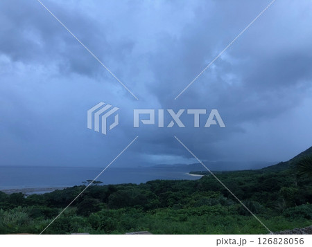 石垣島 海に降る雨 石垣島 海に降る雨 126828056