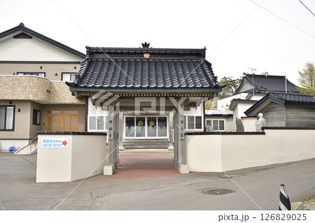 春の北海道函館市で無量功山勝願寺境内の風景を撮影 春の北海道函館市で無量功山勝願寺境内の風景を撮影 126829025