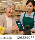 スマホでキャッシュレス決済をするシニア女性 126829077