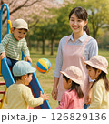 春の公園で園児を見守る保育士の笑顔 126829136