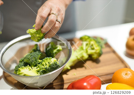 野菜を切るミドル女性の手元 野菜を切るミドル女性の手元 126829209