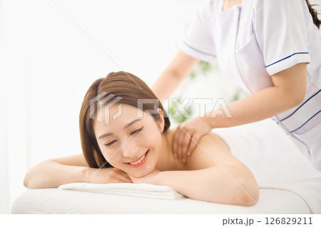 エステサロンでマッサージを受ける若い女性 126829211