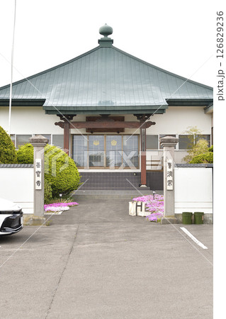 春の北海道函館市で曹洞宗善寳寺境内の風景を撮影 春の北海道函館市で曹洞宗善寳寺境内の風景を撮影 126829236