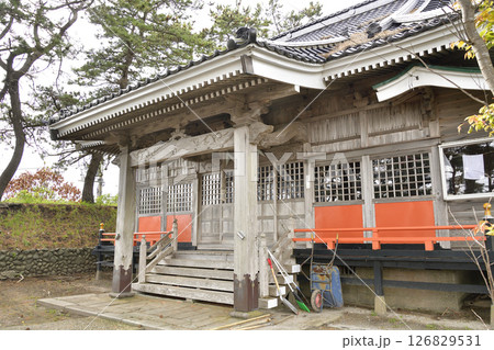 春の北海道函館市で石崎八幡神社境内の風景を撮影 126829531