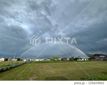 田舎の曇り空と二重の虹 126829862