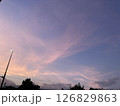 紫色の空と街頭 126829863