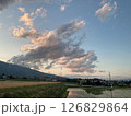 夕方の空と田園風景 126829864