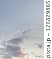 淡い夕暮れに浮かぶ小さな三日月 126829865