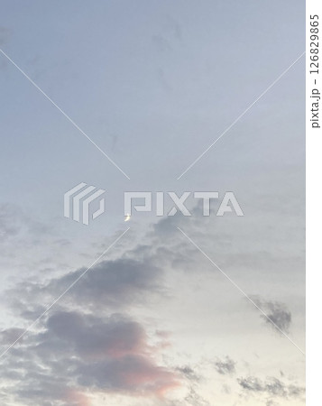 淡い夕暮れに浮かぶ小さな三日月 淡い夕暮れに浮かぶ小さな三日月 126829865