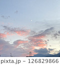 夕方の空に小さな三日月 126829866