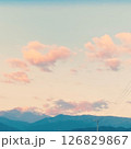 桃色の雲と山 126829867