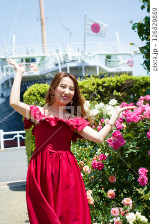 山下公園バラ園ポートレート 126829889