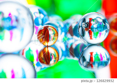 たくさんのビー玉 126829932