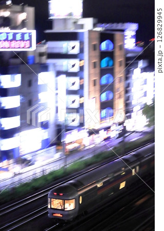 煌びやかな歓楽街を横目に夜を駆け抜けるE26系カシオペア号_2025/5/31撮影 煌びやかな歓楽街を横目に夜を駆け抜けるE26系カシオペア号_2025/5/31撮影 126829945
