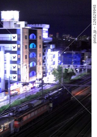 夜の歓楽街を通過するEF81-81+EF64-1030号機牽引のカシオペア号_2025/5/31撮影 夜の歓楽街を通過するEF81-81+EF64-1030号機牽引のカシオペア号_2025/5/31撮影 126829948