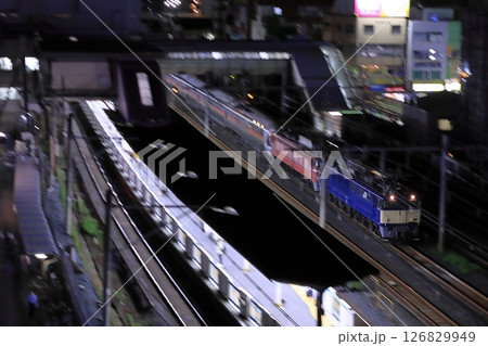 夜の西川口駅を通過するEF81-81+EF64-1030号機牽引のカシオペア_2025/5/31撮影 夜の西川口駅を通過するEF81-81+EF64-1030号機牽引のカシオペア_2025/5/31撮影 126829949