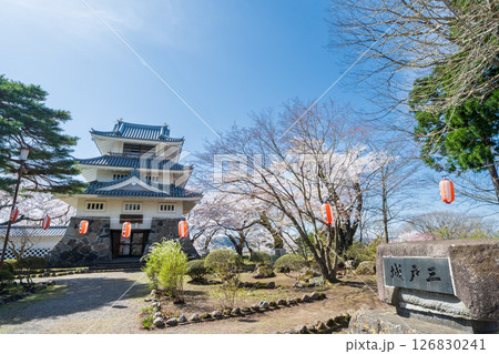 「青森県」桜咲く春の三戸城の風景　三戸町 126830241
