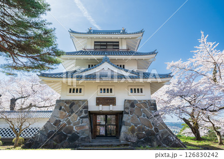 「青森県」桜咲く春の三戸城の風景　三戸町 126830242
