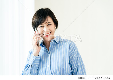 スマホで通話するミドル女性 126830283