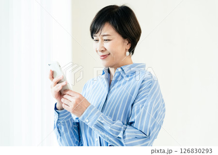 スマホを操作する中高年女性 スマホを操作する中高年女性 126830293